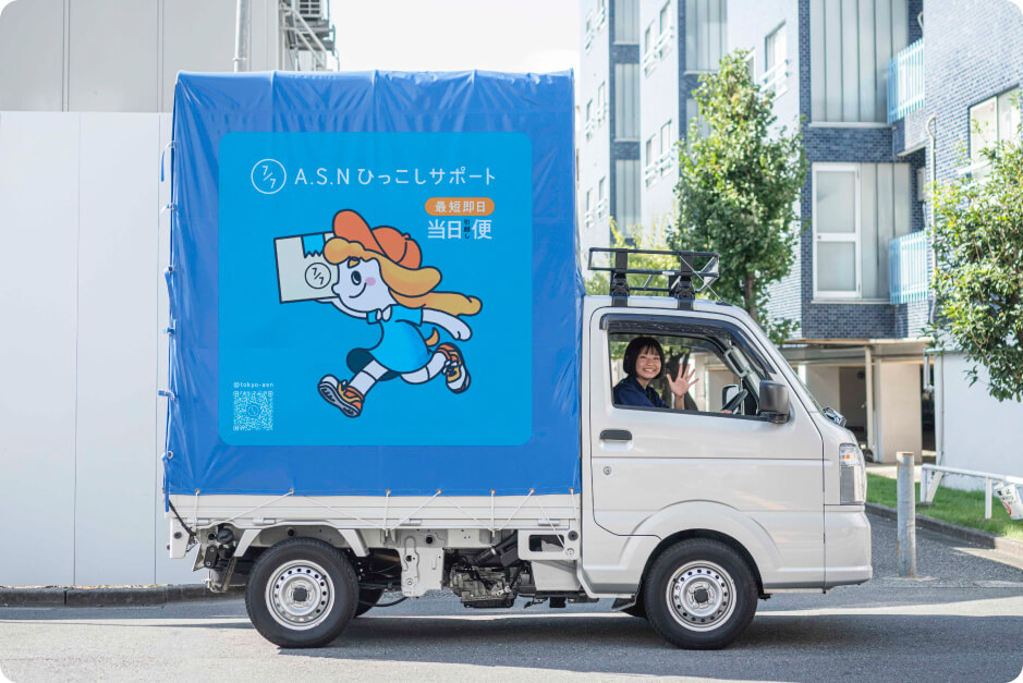 荷台にロゴの入った軽トラックの写真